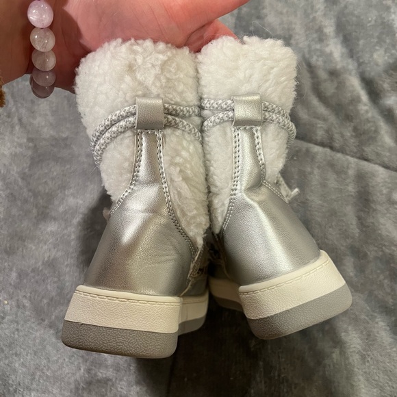 Little girls Snow Boots size 6 worn once silver + white faux Sherpa zipper - Picture 3 of 9